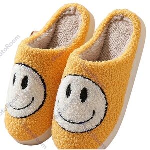 Smile motif yellow slippers molded bottom NWT size 6.5-7 Fun summer gift cheeky